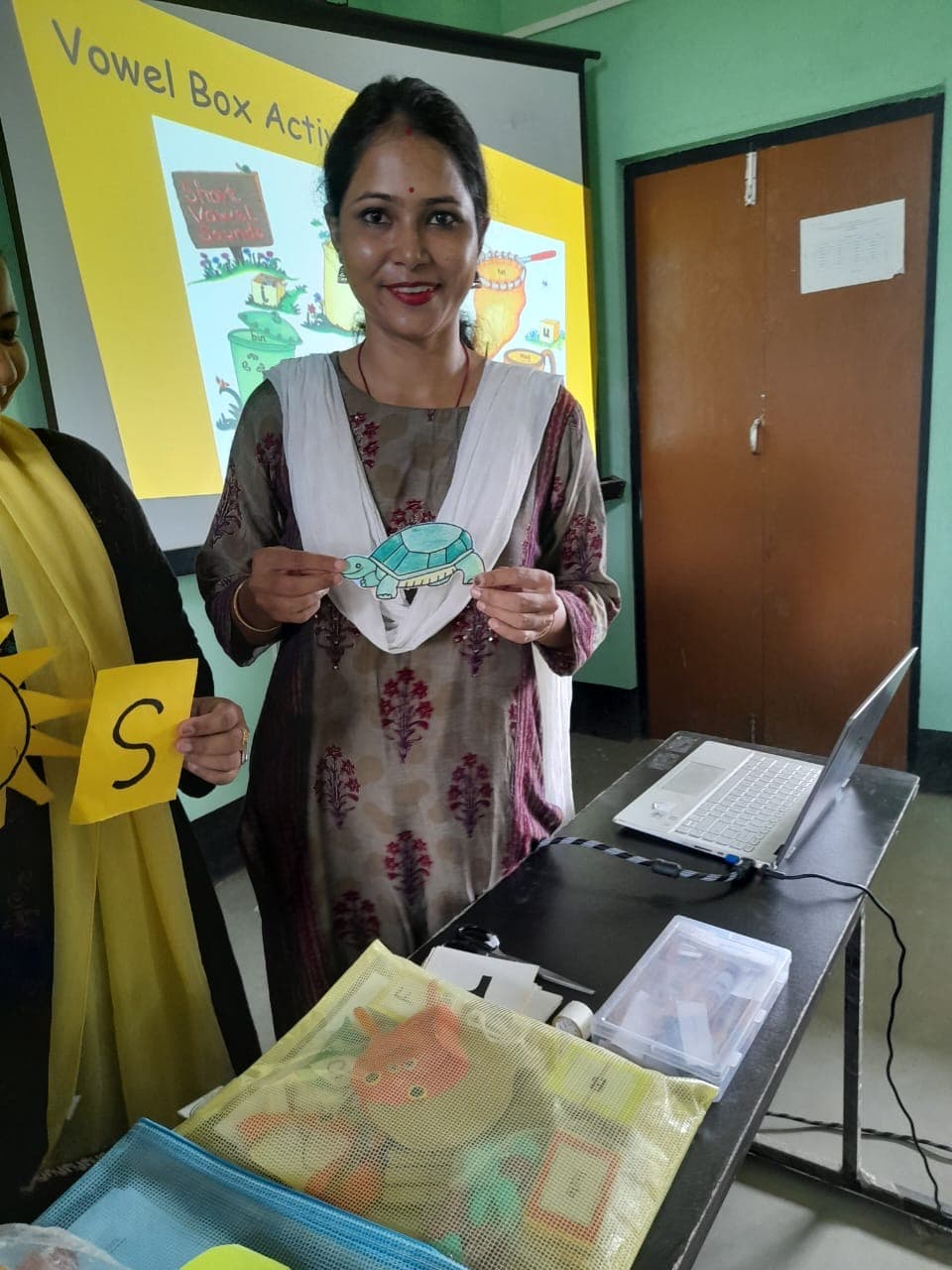 A teacher demonstrating a vowel activity during training